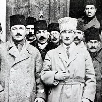 Evvelâ sosyalist olmalı maddeyi anlamalı