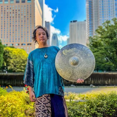 ドラマーです。ジャズ、ブラジル音楽を中心に多方面で活動中。 Bosphorus CymbalsとInnovative Percussionのエンドーザーです。