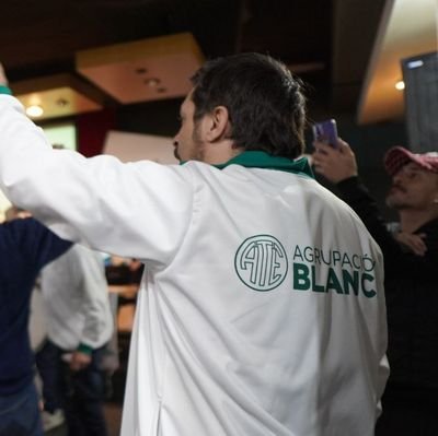 Tratando de lucirse, un chancho puede comer un jamón (siempre revelamos a lo que estamos sometidos).
Soy de RACING
#AgrupacionBlancaATE
#ConstruyendoLaUnidad