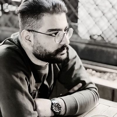 جغد در نور مهتاب بر فراز مزرعهای پرواز میکند که زخمیها فریاد میزنند. 'باتای'/
sociology student