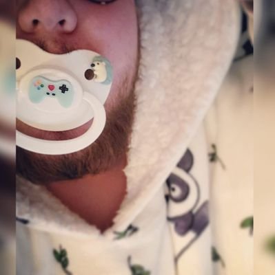 ABDL | Shy Lil' prince, 20s 
Escaping life with my blankie, paci and plushies! 🤍👑
Hanging out, fillin pamps
NMIK. 🇨🇦🏳‍🌈✨
