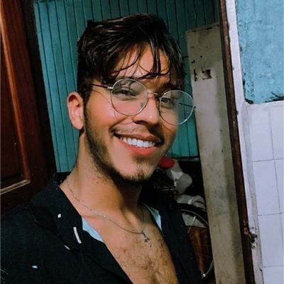 O tipo que vê as próprias fotos de 2021 e entra em crise existencial.