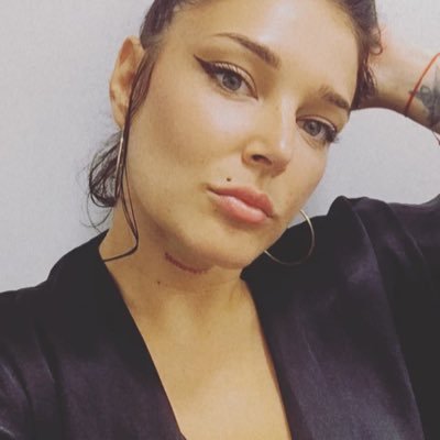 hollyshivaa's profile picture. ne denli siktir edilesi bir yaşam.