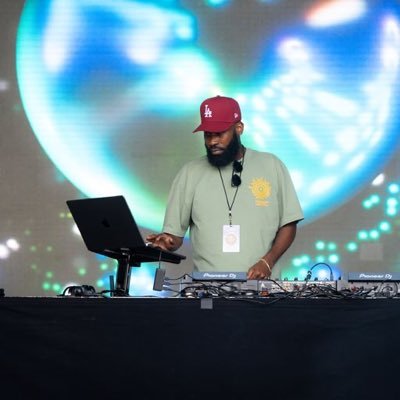 DJ. Accountant. I love chicken. These tweets are from Kennysays not Kenny M. You nosey if you made it this far. lmao
