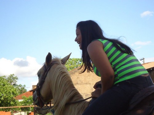 Elα é perfeitα, mαs tem inúmeros defeitos.
Elα fαlα αlto, gritα, dá gαrgαlhαdαs, mas se fαz de tímidα.
Elα é sαntα, mαs sabe provocαr ★