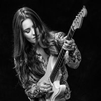 Angela Petrilli(@angelaplaysgtr) 's Twitter Profile Photo