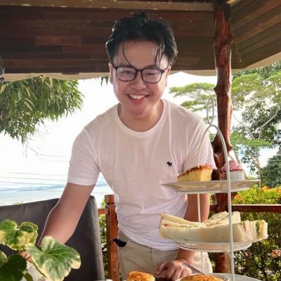 ERmossII's profile picture. Bibliophagist & epeolatry logolept.