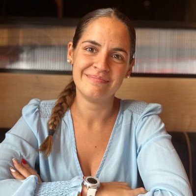Sólo te diré tres cosas: Madridista, taurina y muy de derechas. 💙🇪🇸