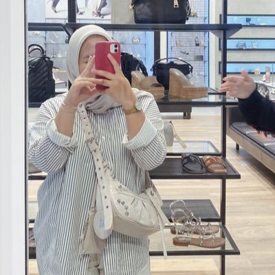 putriassty's profile picture. 