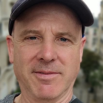 Welshman who loves mountains and daschunds! Retired Police Sergeant. QPM. Siaradwr Cymraeg. HML. Published local historian.