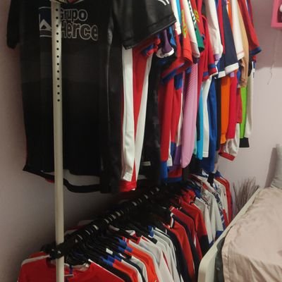 Coleccionista camisetas(+200) y bufandas(+70) CD NUMANCIA. Si tienes alguna contacta conmigo !❤️💙