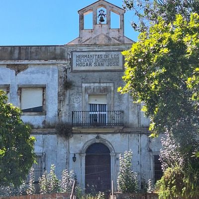 El antiguo Asilo San José de Algeciras, del siglo XIX y con una capilla de estilo anglicana, permanece semiabandonado en pleno centro urbano. Rehabilitación ya!