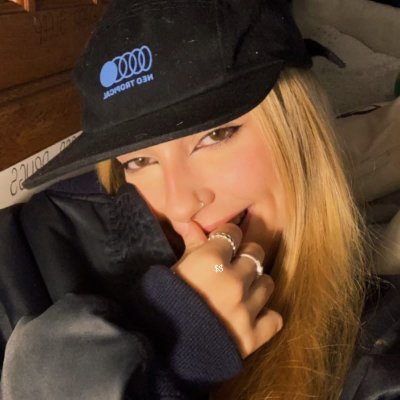 Ela é da bagaceira, e além de bonita, é gostosa e solteira.
