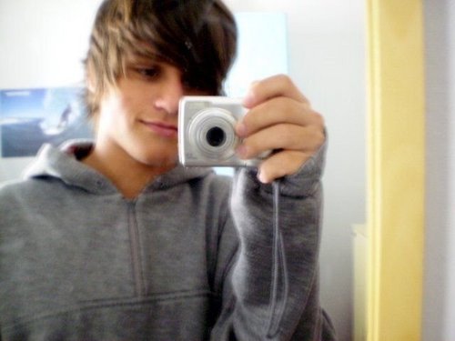 Sou o Eduardo Gonzalez, mais conhecido como Giba, tenho 17 anos, sou simpatico, fofo,amigo,apaixonado por jiu jitsu,skate,surf ;D me segue ?