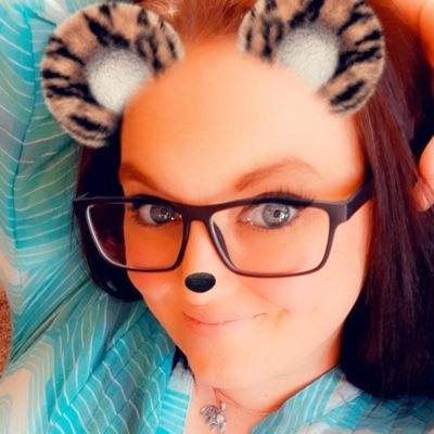 I'm a gentle, cool and calm mum
Love to be loved with kid
But I don't give a damn when it comes to shit
