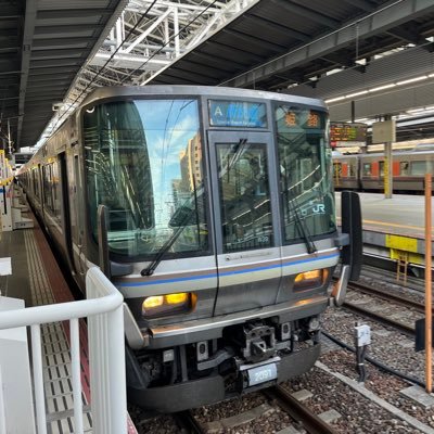 関西の乗り鉄兼撮り鉄です🚉/鉄道垢であればフォロバ99.9%!!/主にJR西でたまに私鉄やJR東🛤/新快速の130㌔がたまらん💨/ダイヤ乱れに敏感📱/推しは新快速223系🚃/223系(12両)5号車もしくは225系100番台(12両)6号車にいます🚃/YouTubeで鉄道動画を不定期で投稿してます！🎥