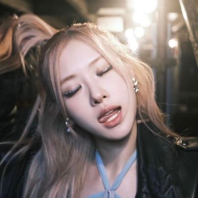 sweetrosiey's profile picture. number ones & 🖤🩷