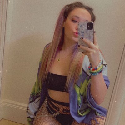 ✨WCU Alum ✨ treat everyone you meet the way drunk girls treat each other in the bathroom 🍄 💫