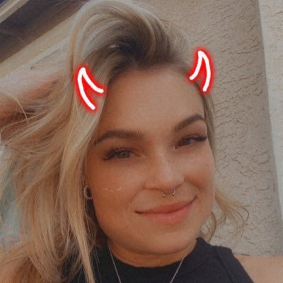 KaraSmilesss's profile picture. probably being dramatic