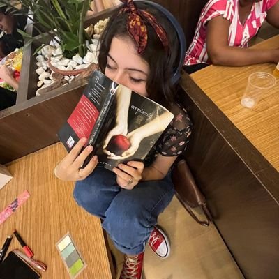 🤍 biologia • café e clarice lispector ✨ born in 1989 • atualmente de sangue e cinzas 📖