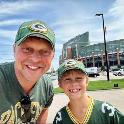 Love the @foofighters, @packers, UK Basketball, the Reds, and good, cold beer. I play guitar and sing too. Recap guy for @FantasyGuruSite #WinnersWin