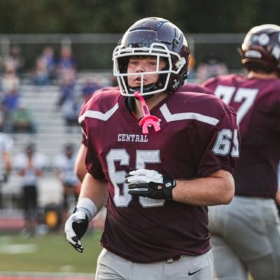 Wheeling Central Catholic 2025 (5’10) (193) FB (3.65 GPA) bench- 240 squat- 405 deadlift- 450 email- ezekielburkle@gmail.com