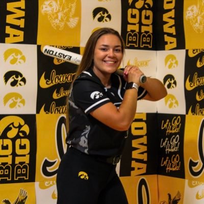 EllaTeubner's profile picture. 💛🖤 @iowasoftball #32