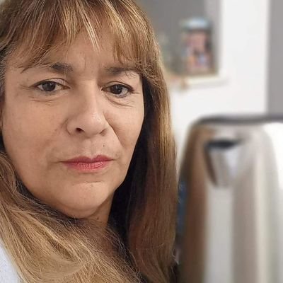 Profesión docente comprometida con y por la educación
Profesora y abogada