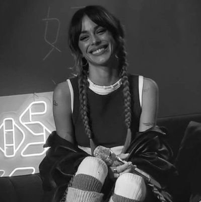 a little angel shining when singing ♡☁CONOCI A TINI ❤❤27/09/19  @TiniStoessel 
10/09/22 💫💖 #TiniTour2022