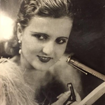 Sara80751218476's profile picture. Amante de la literatura, del teatro, del cine y del arte en general. Rioplatense que vino de chiquita a España con un grupo que pasa el tiempo entre butacas.