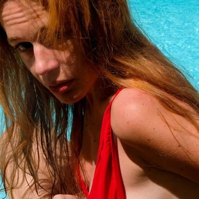 Scettica, ma ottimista. Introspettiva, ma superficiale. Curiosa, ma menefreghista. Elegante, ma trasandata. Introversa, ma socievole. Un paradosso vivente.