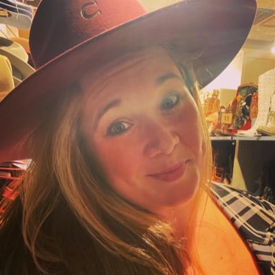 elizabethel08's profile picture. 