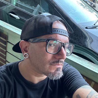 Pare, parella, fill, amic i de professió, tatuador. També canto amb Party Punk. La orquestra més canyera que trobaràs!
