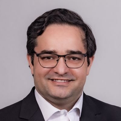 Cirurgião Dentista, especialista em prótese dentária, mestre em disfunção temporomandibular e doutor em clínicas odontológicas.