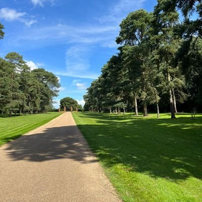 Honey-coloured country house with dramatic terraced gardens and world-renowned art collection. The 1930s home of Lord and Lady Bearsted.