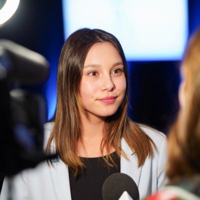 Quelque part entre l’enseignement et la politique… 👩🏫🤝🌍 Fière présidente de la @releve_caq. Mes tweets n’engagent que moi!