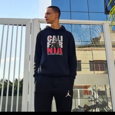 Filho amado do Pai 🙏🏽
Tay 💛💍
Sãobernardense, pai da Yasmin e da Sarah, são-paulino, knick, madridista, auxiliar de escritório, cursando jornalismo.