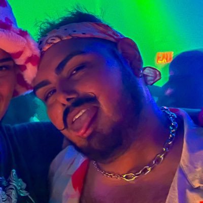 🔞 32 Y/O • Mexican 🇲🇽 • Gay 🌈 • He/Him 👬🏽 • Raver 👩🏽‍🎤• Hairy Chubby Bear 🐻 I love horror, music festivals, drag & fat boys! DMs are open for collabs