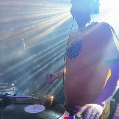 House DJ/Producer for 30 years. wolve's supporter. proffesional cynic. FUCKING HATE TORIES...THEY MAKE MY PISS BOIL.