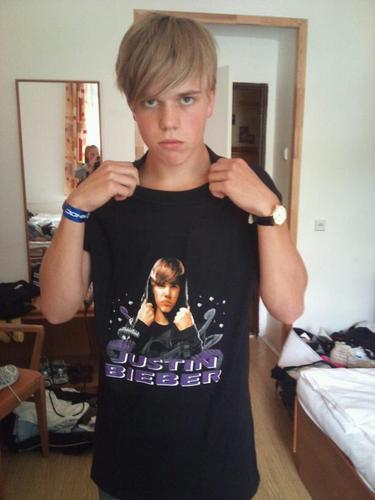 FilipsPersson's profile picture. Roger Federer är min far och Datsyuk min bror.