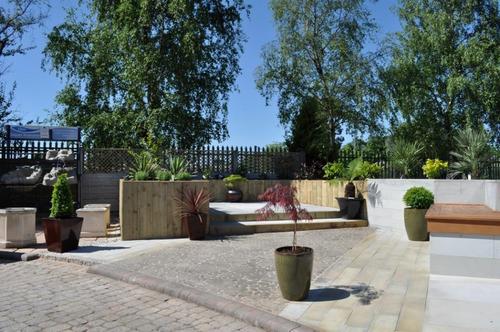 Paving, water features, fencing, natural stone garden features, garden timber, reclaimed bricks and associated products. Based in Burton on Trent (display site)