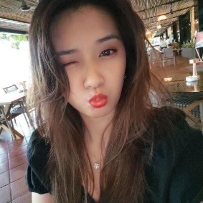 Fitness, food, travel

The sporty finance girl
