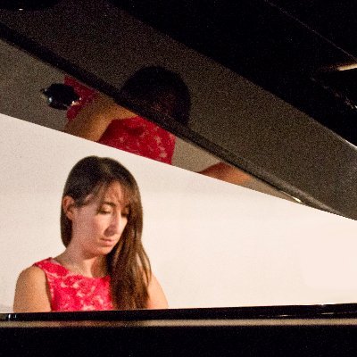 Pianista, profe de piano disfrutona, gestora cultural y a ratos concertista y directora de festivales! (montaña, cañas, libros y amigos 100% necesarios)