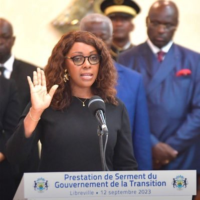 Ministre #Gabon-aise de la #Comm et des Médias, PP du Gouvernement de la Transition | Enseignante-Chercheuse | Épouse & mère | Facebook: @LaurenceNdong