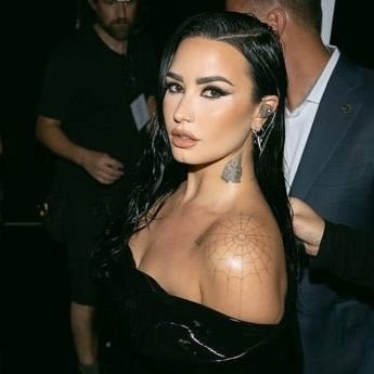 Lovatic 💘 /In
this chanel we STAN Demi Lovato👑 
Youtuber: FanmySm
Youtube Channel About Demi⬆
Video: Famous People SINGING Demi Lovato's Songs!!!⬇