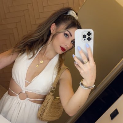 𝐽𝑒 𝑠𝑢𝑖𝑠 𝑗𝑢𝑠𝑡𝑒 𝑐𝑒𝑡𝑡𝑒 𝑓𝑖𝑙𝑙𝑒 𝑞𝑢𝑖 𝑎 𝑙𝑎 𝑓𝑙𝑒𝑚𝑚𝑒 𝑑’𝑒́𝑐𝑟𝑖𝑟𝑒 𝑠𝑎 𝑏𝑖𝑜.