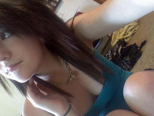 yobzNoora8's profile picture. Yet another Christmas alone... anyone single? add me at http://go-u‌r‌l.in/3gn