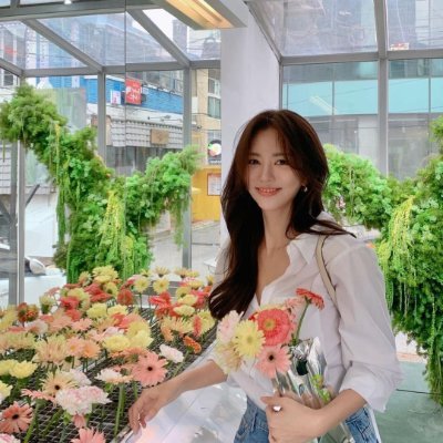 The youngest daughter of the Lee family, senior brand manager of HK GIRCHER (INTERNATIONAL) FASHION - SK-II Global, Bitcoin and cryptocurrency holder