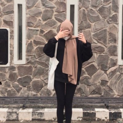 DewiSulistaa's profile picture. helow