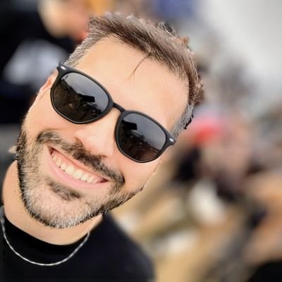 Sou uma mistura de músicas, filmes, livros, quadrinhos, coisas e pessoas. Já ganhei muitos rótulos, então, se quiser algum, tô vendendo! =)